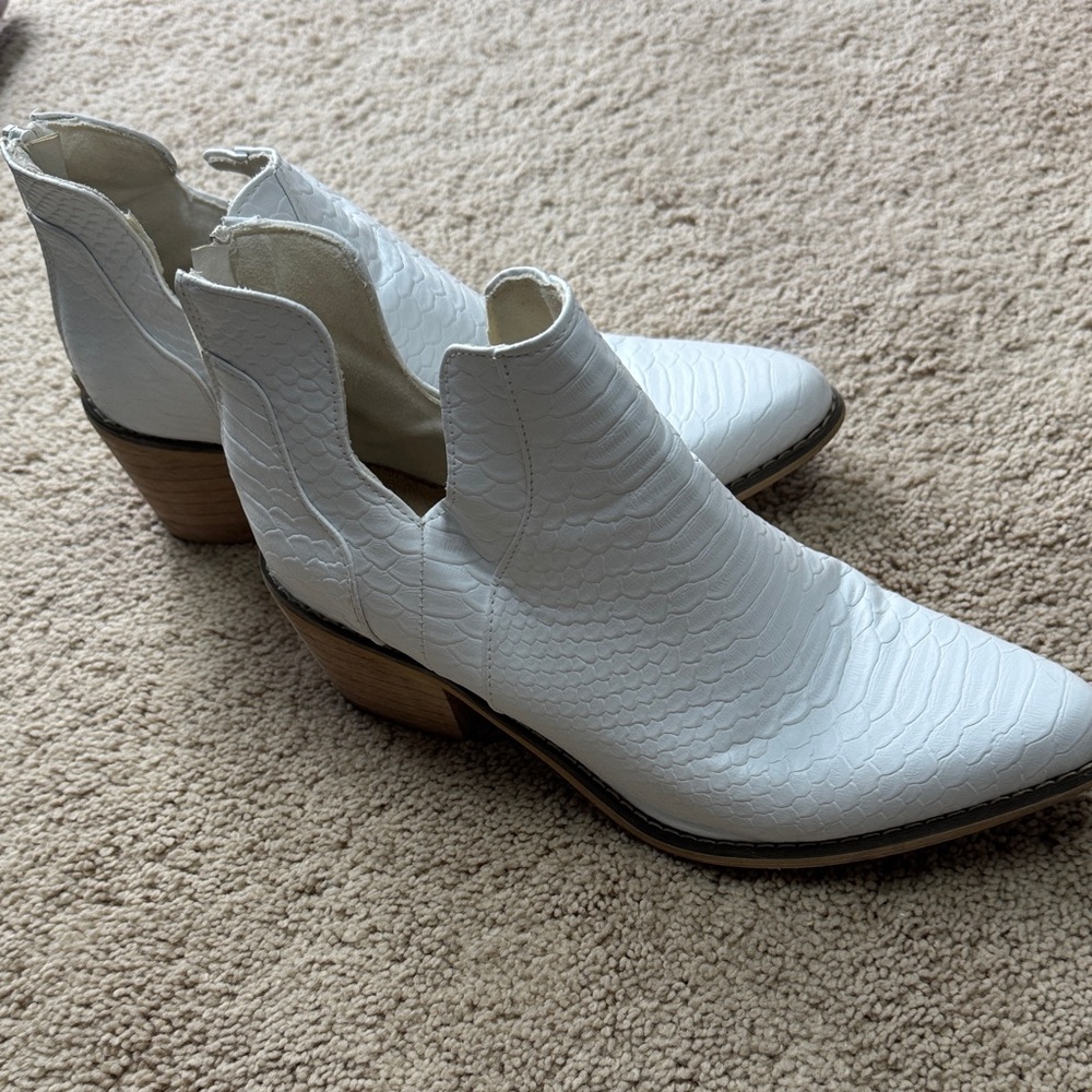 Altar'd State White Textured Booties